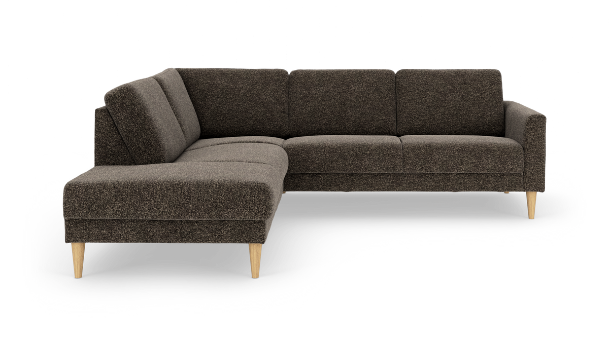 Mørkebrun L‑sofa med venstre chaiselong og lyse træben, moderne og minimalistisk.