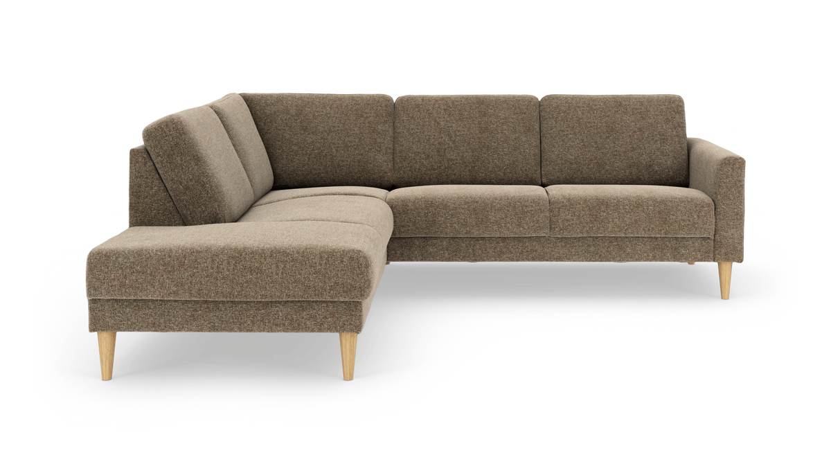 Brun L-formet hjørnesofa i stof med træben, frilagt på hvid baggrund.