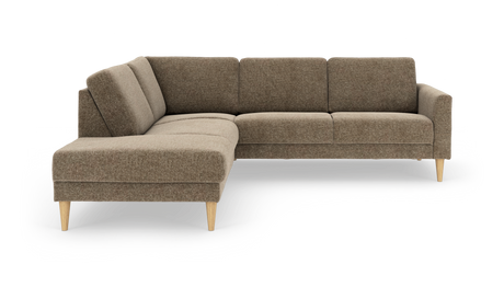 Brun L-formet hjørnesofa i stof med træben, frilagt på hvid baggrund.