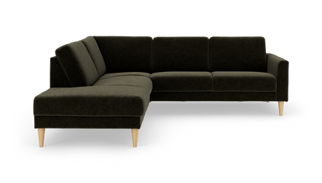 Mørkegrøn L‑sofa i stof med træben, fritlagt produktbillede.