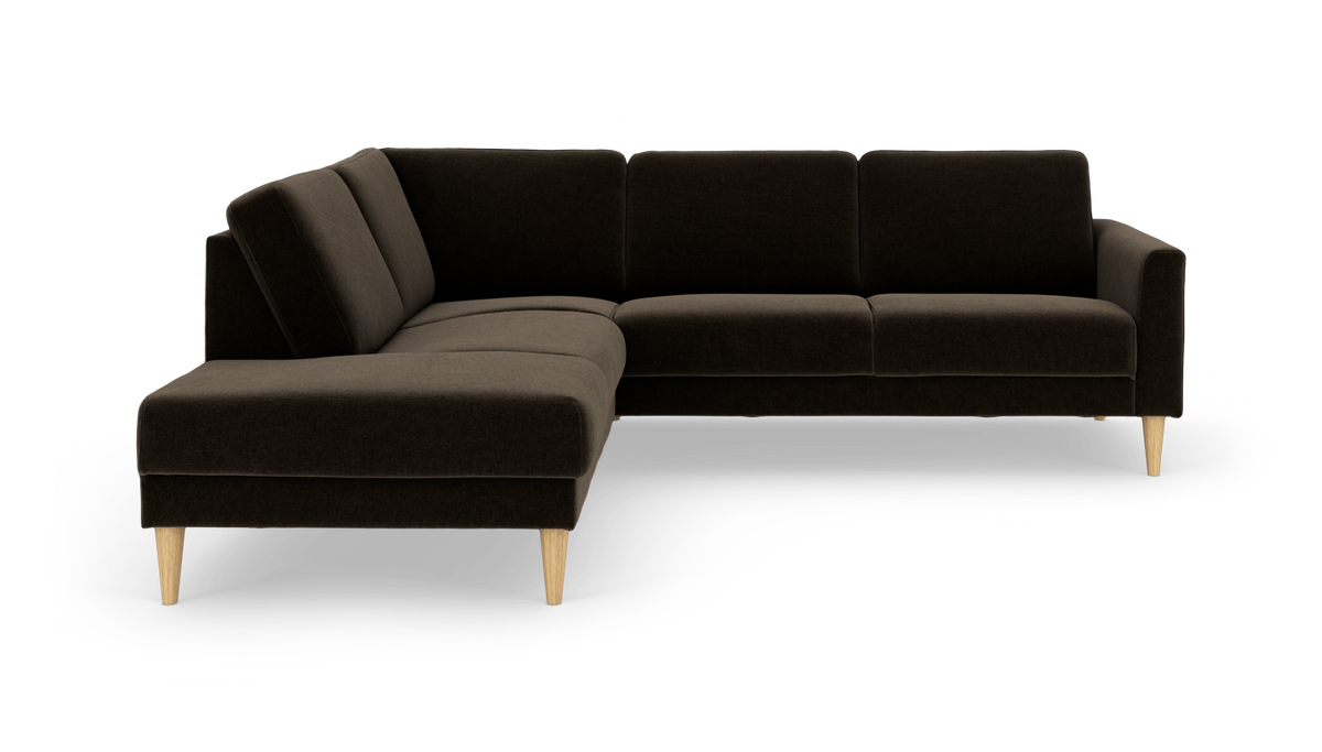 Mørkebrun L‑formet hjørnesofa med træben, fritlagt på hvid baggrund.