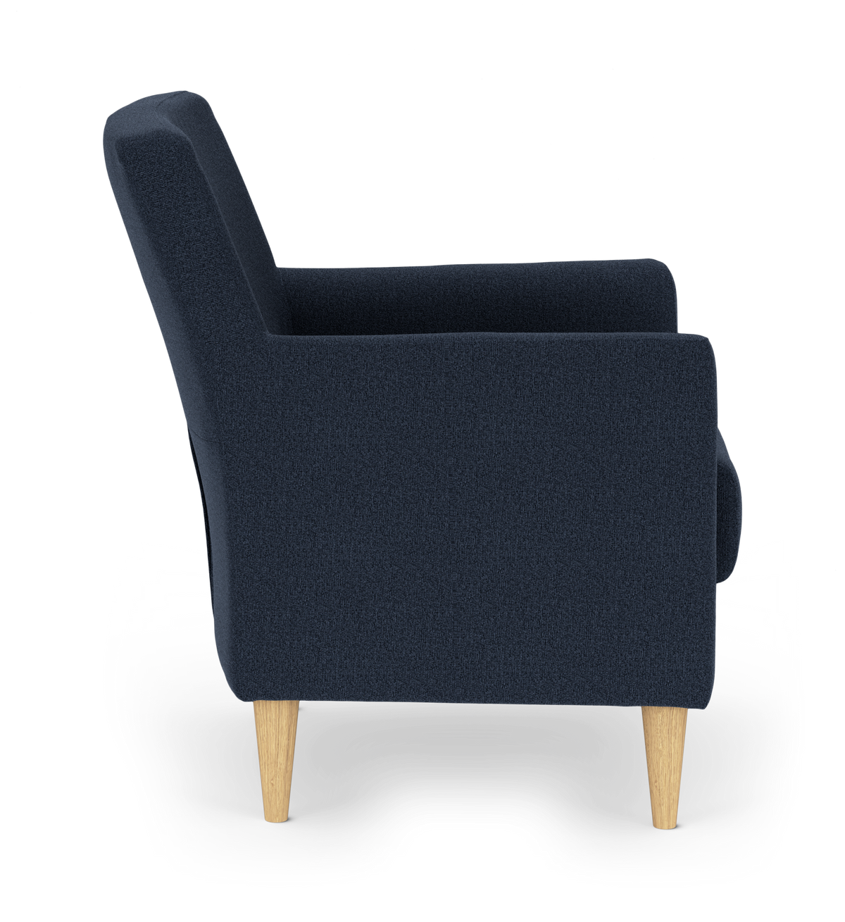 Mørkeblå lænestol i tekstil med slanke træben, set fra siden på hvid baggrund.