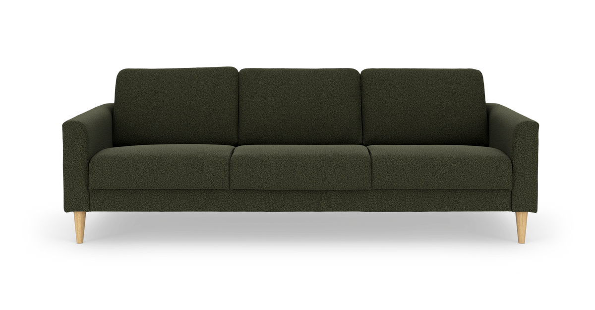 Mørkegrøn 3-personers sofa med afrundede armlæn og lyse træben, fotograferet direkte forfra på hvid baggrund.
