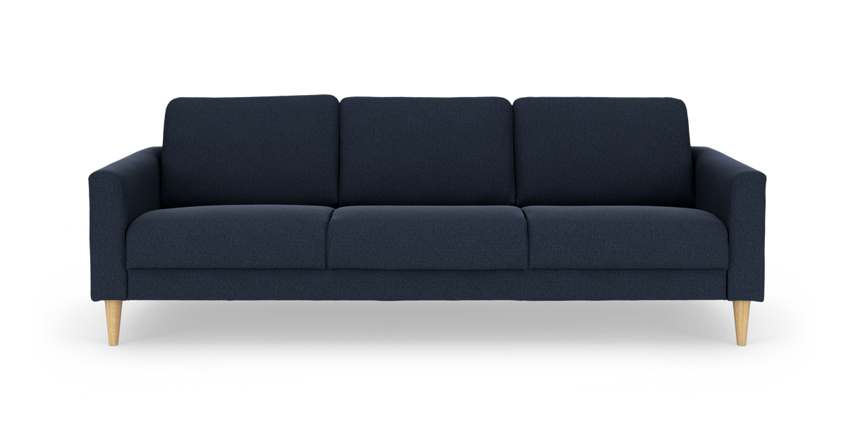 Mørkeblå 3-personers sofa med træben, frilagt på hvid baggrund.