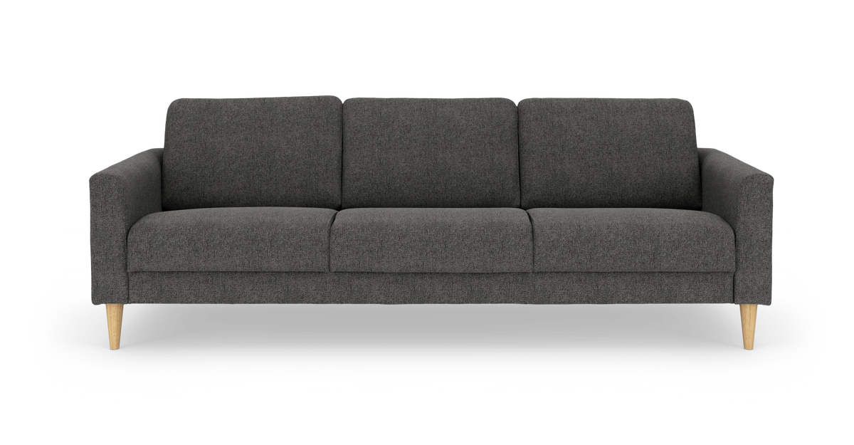 Mørkegrå tresæders sofa med træben, set forfra på hvid baggrund.