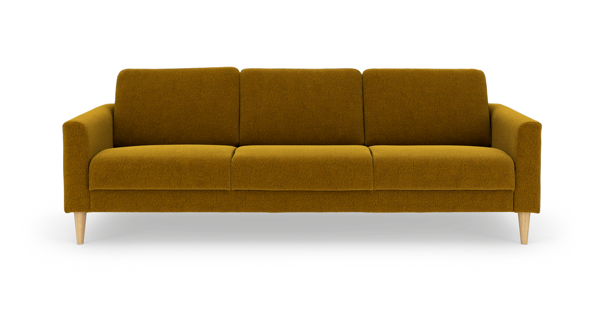 Sennepsgul 3-personers sofa med træben set forfra.