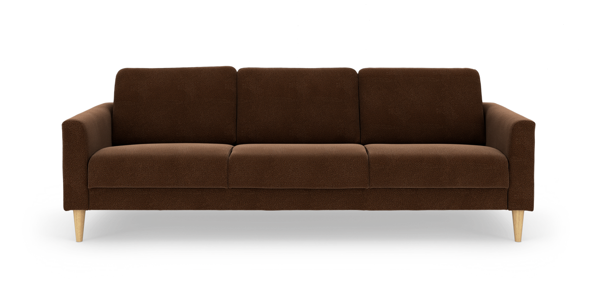 Brun 3-personers sofa i stof med koniske ben i lyst træ, set forfra på hvid baggrund.