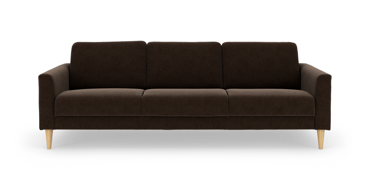Mørkebrun tresæders sofa i stof med lyse træben, frilagt på hvid baggrund.