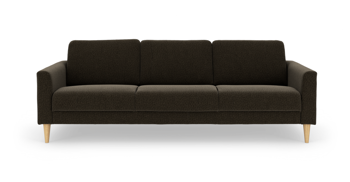 Mørkebrun 3-personers sofa med træben, set forfra på hvid baggrund.