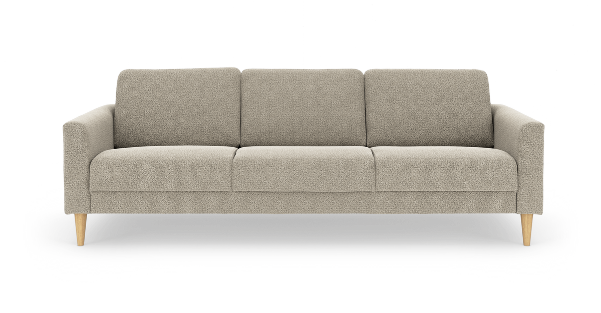 Beige 3-personers sofa med afrundede armlæn og lyse træben, vist forfra på hvid baggrund.