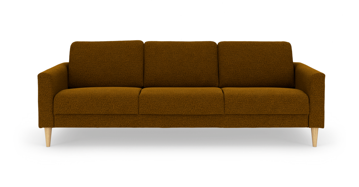 Sennepsgul/brun 3-personers sofa med træben, frilagt frontvisning.