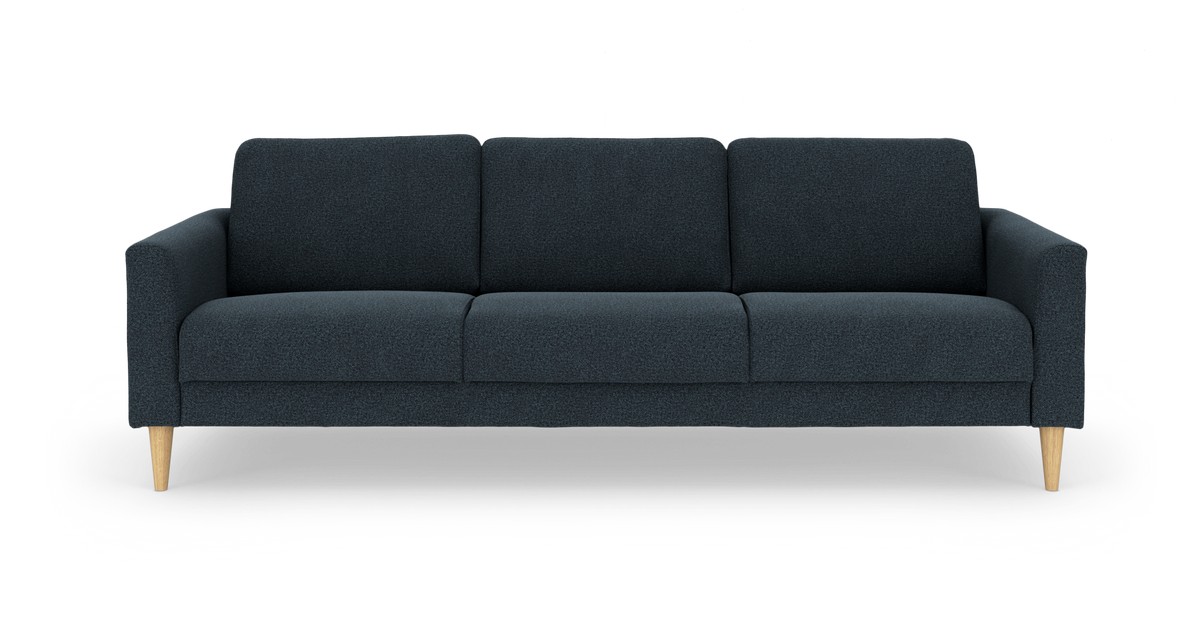 Mørkeblå 3-personers sofa med afrundede armlæn og koniske ben i lyst træ, set forfra på hvid baggrund.