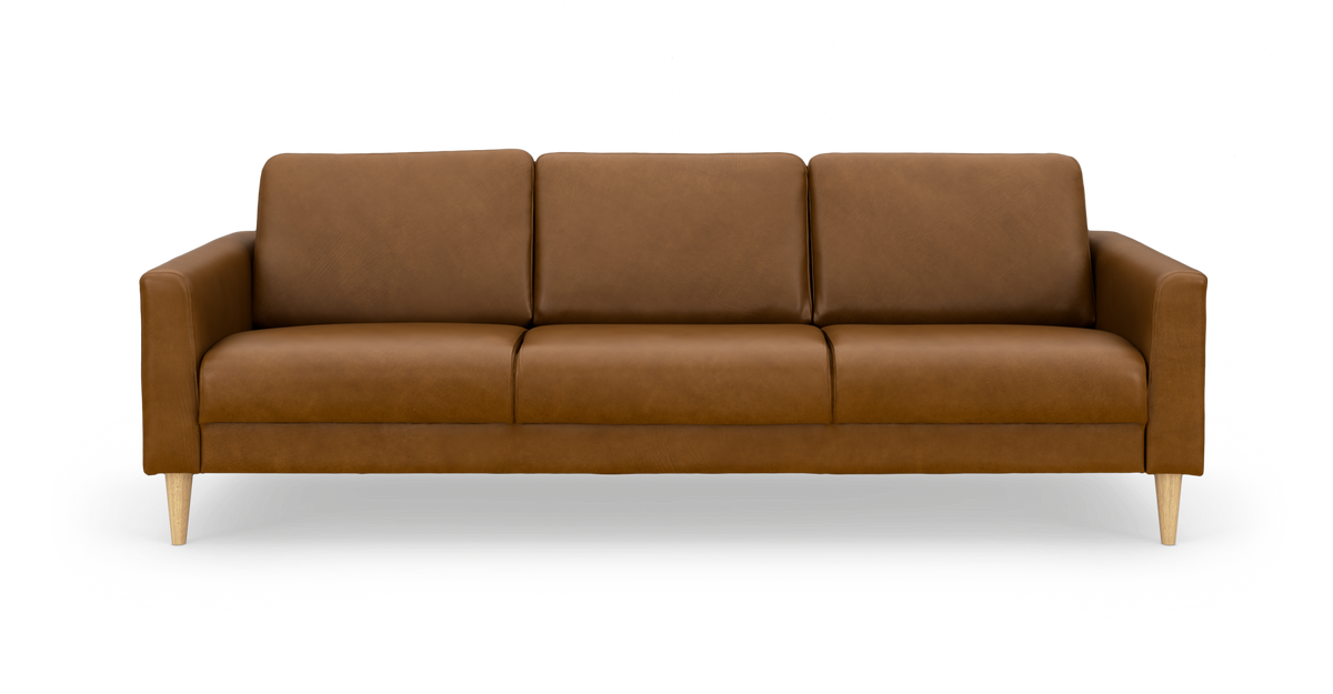 Brun lædersofa med tre sædepuder og koniske træben, frilagt på hvid baggrund.