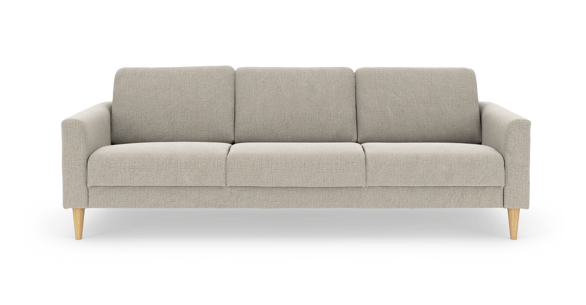 Beige 3-personers stofsofa med afrundede armlæn og koniske ben i lyst træ, frontudsigt på hvid baggrund.