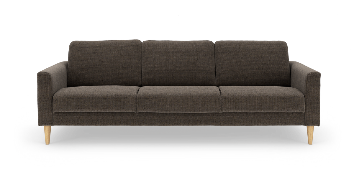 Brun 3-personers stofsofa med lige armlæn og koniske ben i lyst træ, frilagt på hvid baggrund.