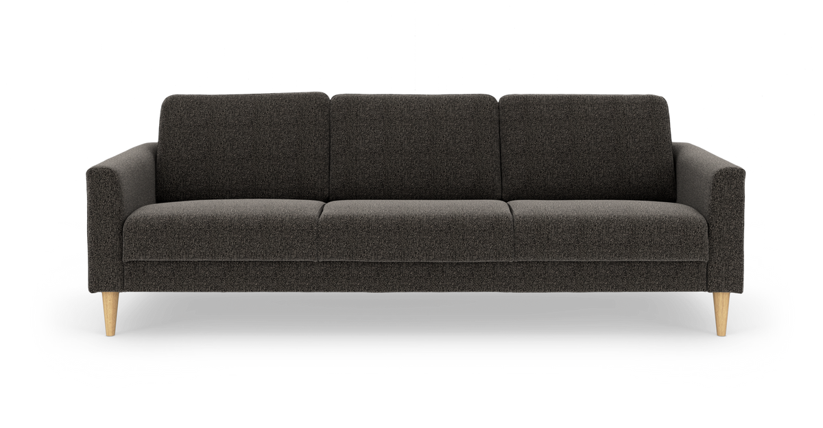 Mørkegrå 3-personers sofa i stof med afrundede armlæn og koniske ben i lyst træ, frilagt på hvid baggrund.