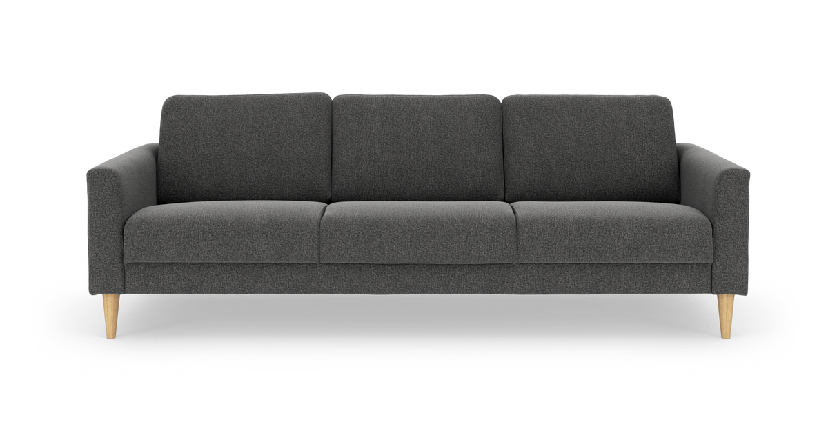 Mørkegrå 3-personers sofa med afrundede armlæn og lyse træben, fritlagt på hvid baggrund.