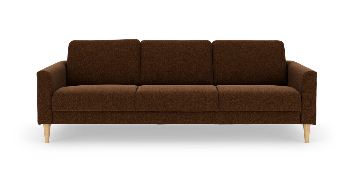 Brun 3-personers sofa med runde tr&auml;ben i enkelt, moderne design, frilagt p&aring; hvid baggrund.