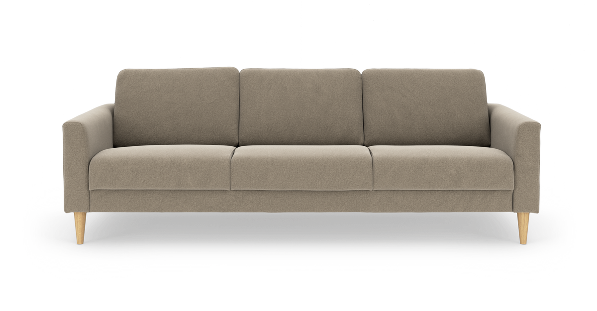 Beigefarvet 3-personers sofa med træben, frontvisning på hvid baggrund.