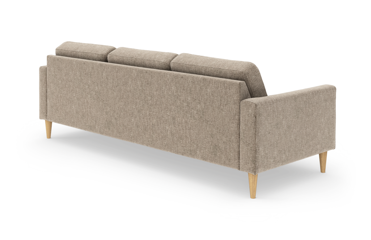 Beige 3-personers sofa med træben set bagfra i vinkel, frilagt på hvid baggrund.