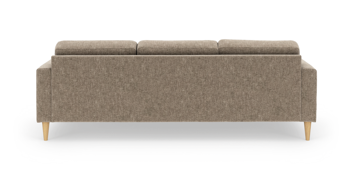 Beige tresæders stofsofa set bagfra med træben, fritlagt på hvid baggrund.