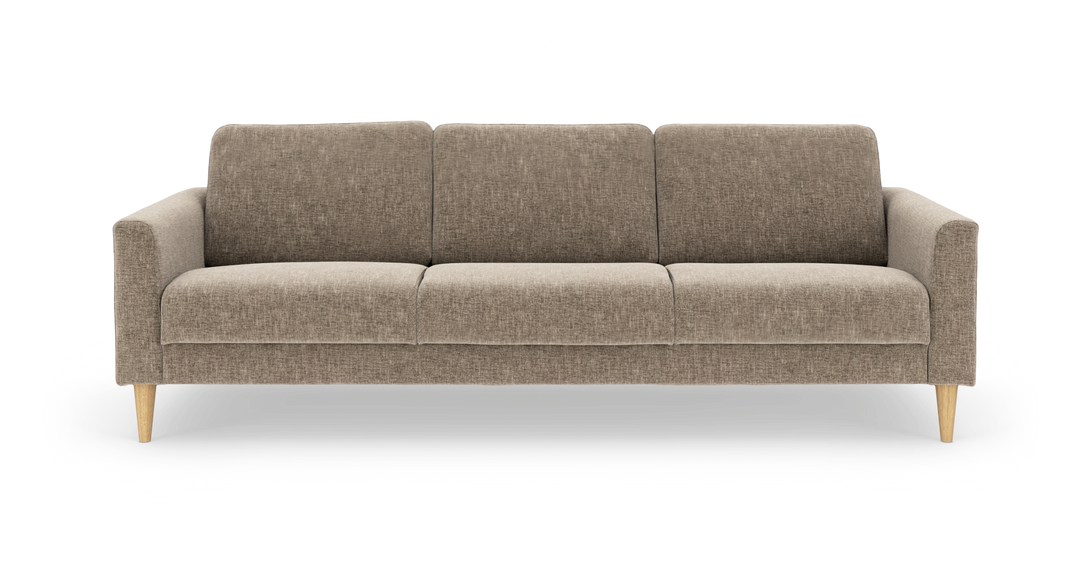 Beige-brun 3-personers sofa med smalle armlæn og koniske træben, frontvisning frilagt på hvid baggrund.