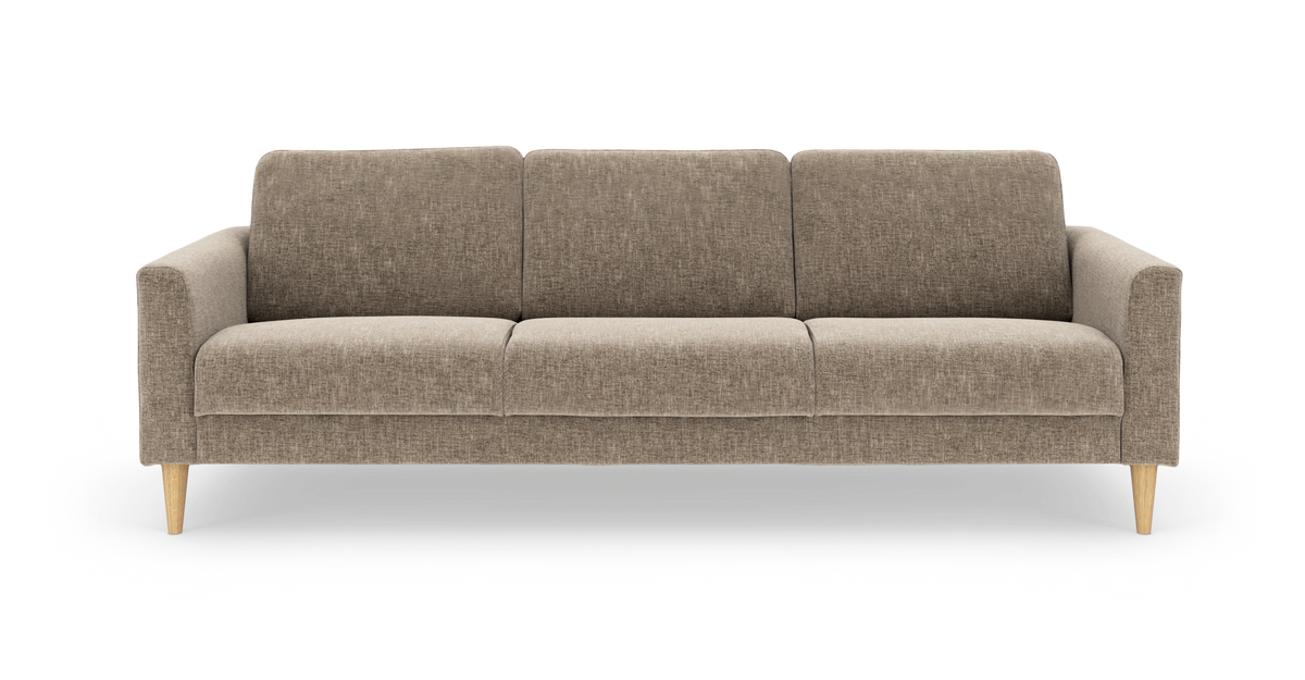 Beige-brun 3-personers sofa med smalle armlæn og koniske træben, frontvisning frilagt på hvid baggrund.