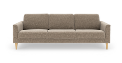 Beige-brun 3-personers sofa med smalle armlæn og koniske træben, frontvisning frilagt på hvid baggrund.