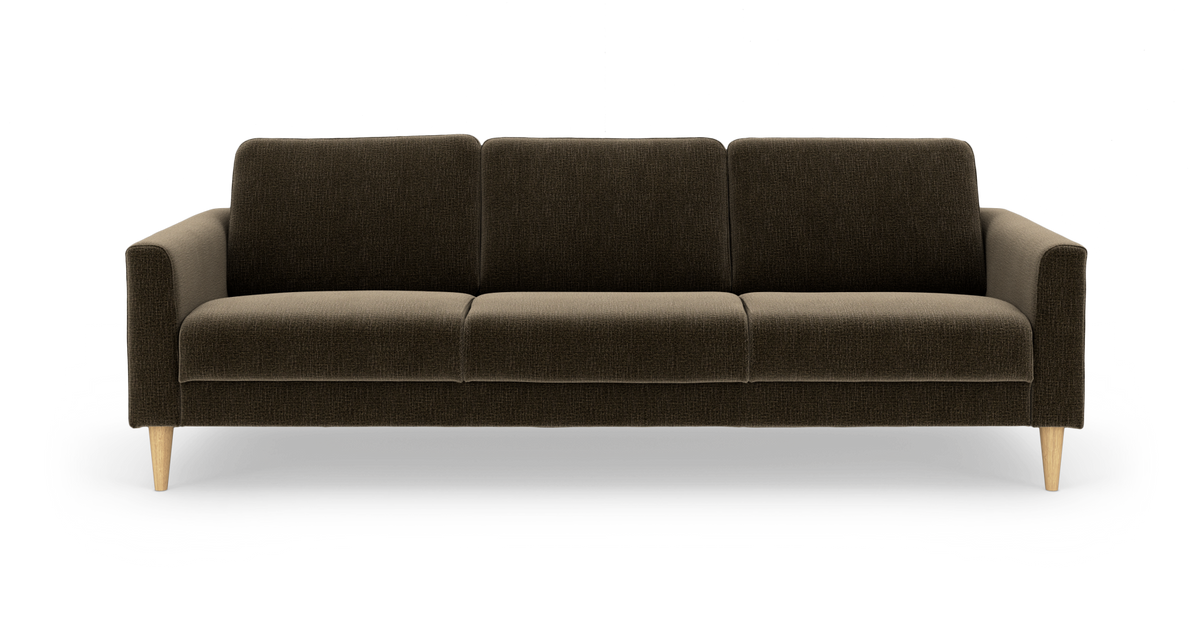 Mørkebrun 3-personers sofa i stof med koniske ben i lyst træ, fritlagt på hvid baggrund.