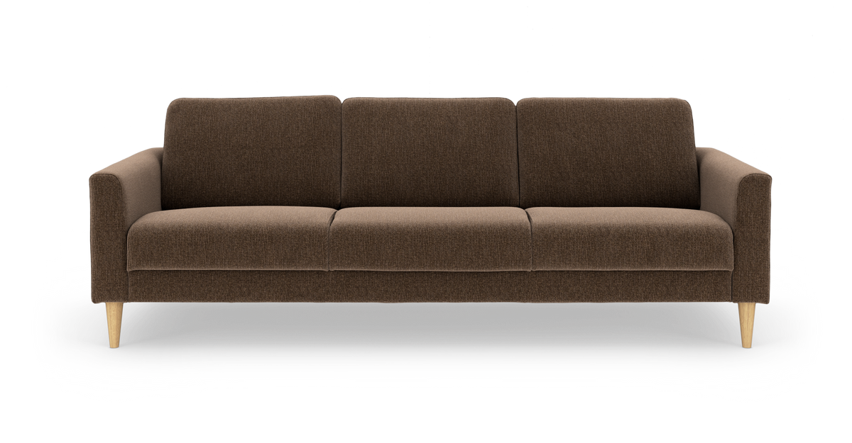 Brun 3-personers stofsofa med træben, set forfra på hvid frilægning.