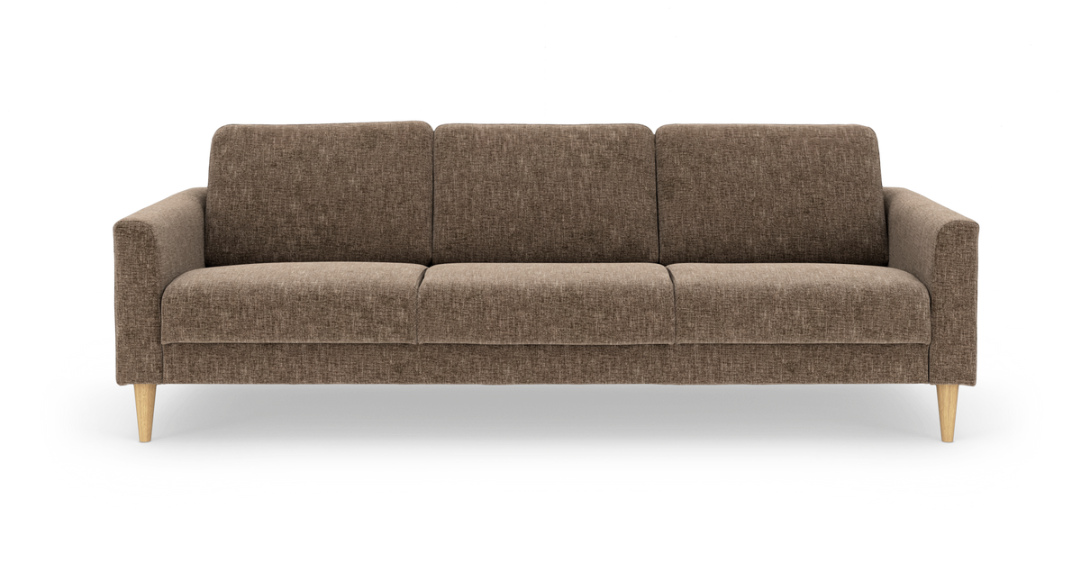 Brun 3-personers sofa i stof med træben, frontvisning mod hvid baggrund.