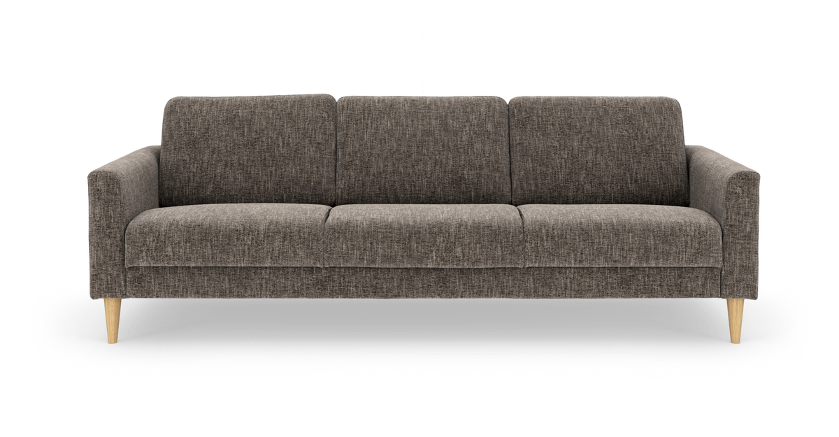 Brungrå tresæders sofa i stof med lige armlæn og lyse træben, frilagt forfra.