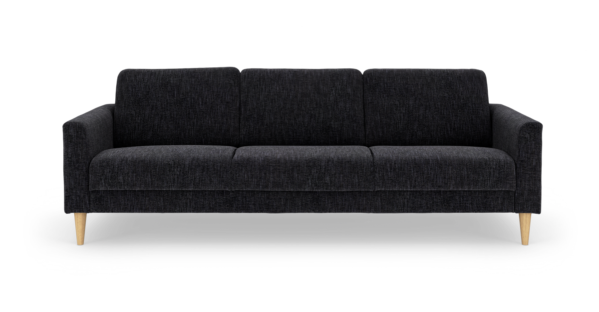 Mørkegrå tresæders stofsofa med afrundede armlæn og lyse træben, set direkte forfra.