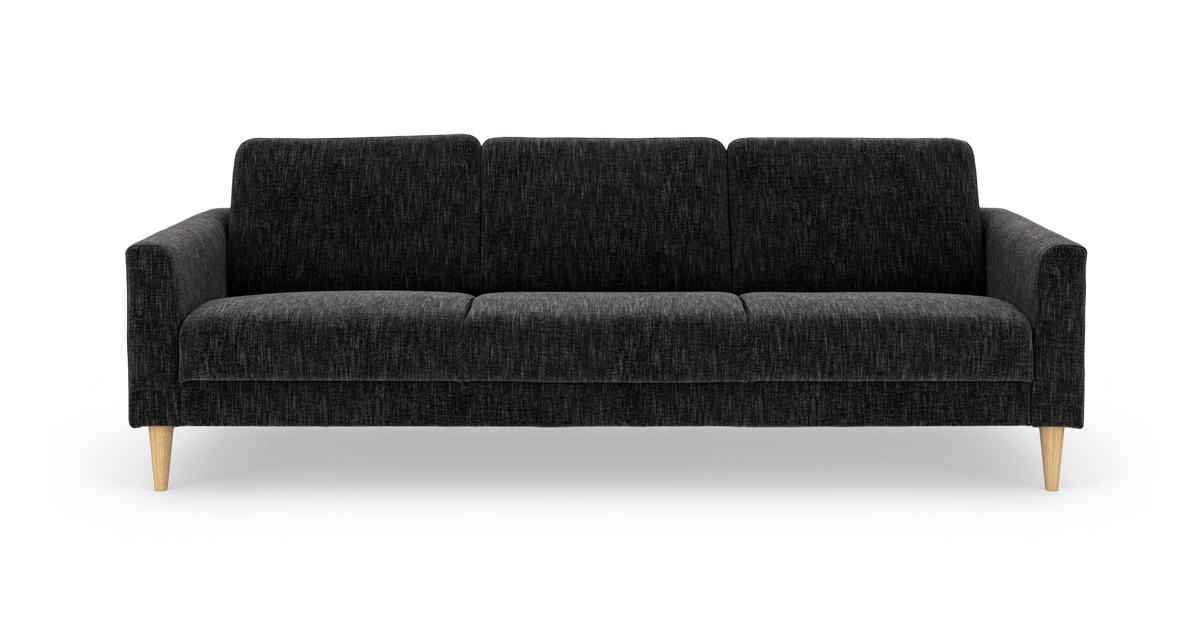 Mørkegrå 3-personers sofa i stof med lyse koniske træben, frilagt på hvid baggrund.