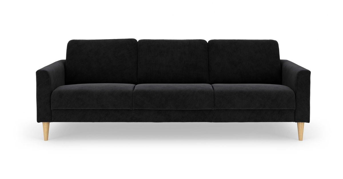 Sort 3-personers sofa med slanke armlæn og lyse træben, frilagt på hvid baggrund.