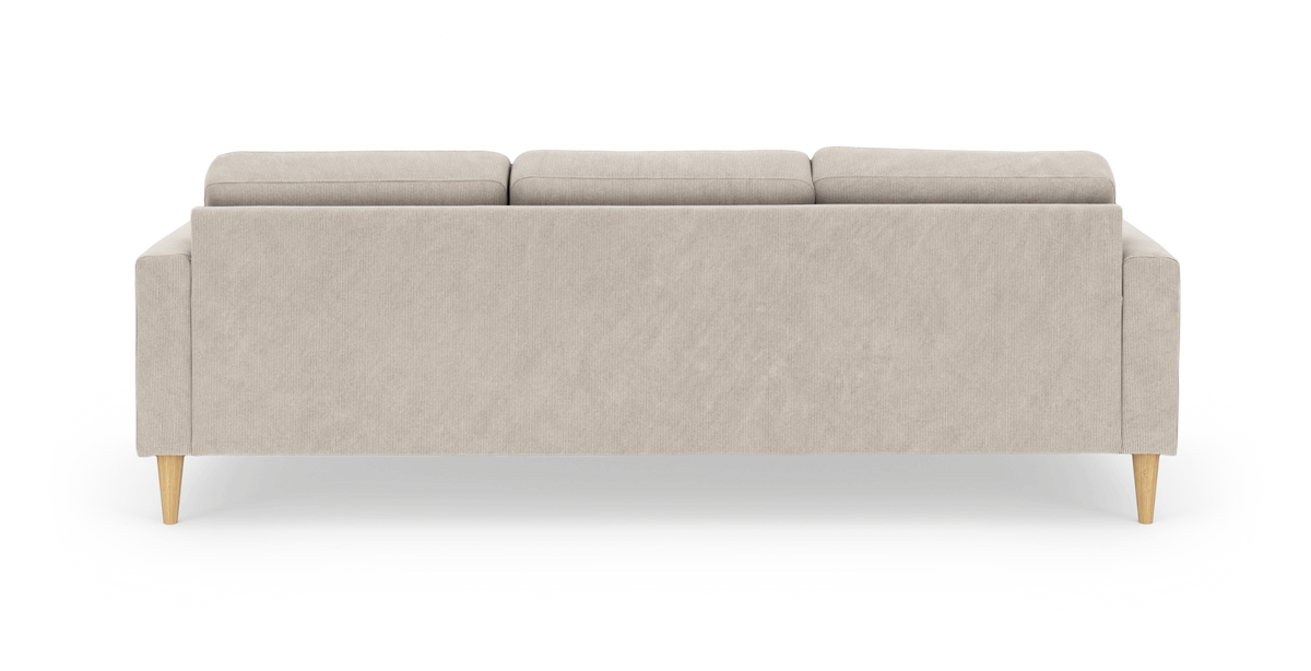 Beige tresædet sofa set bagfra med tre ryghynder og koniske træben.