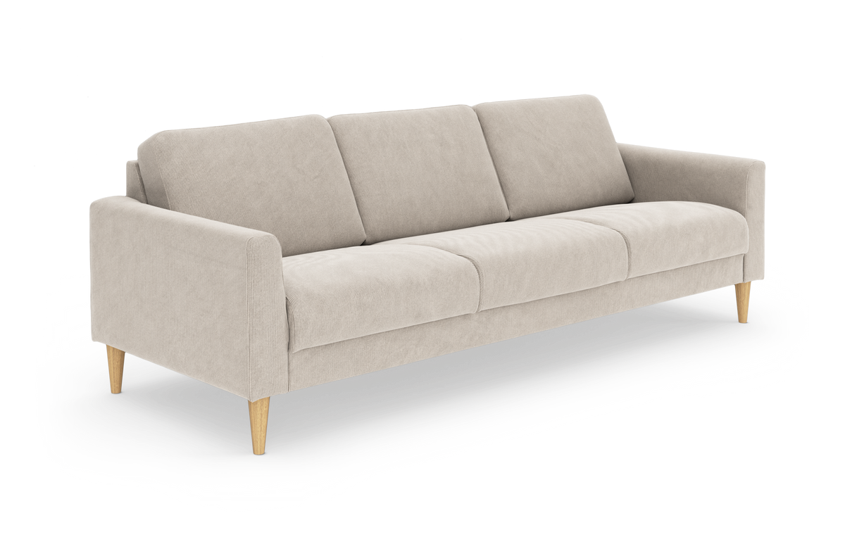 Beige 3-personers sofa med slanke armlæn og koniske ben i lyst træ, frilagt mod hvid baggrund.