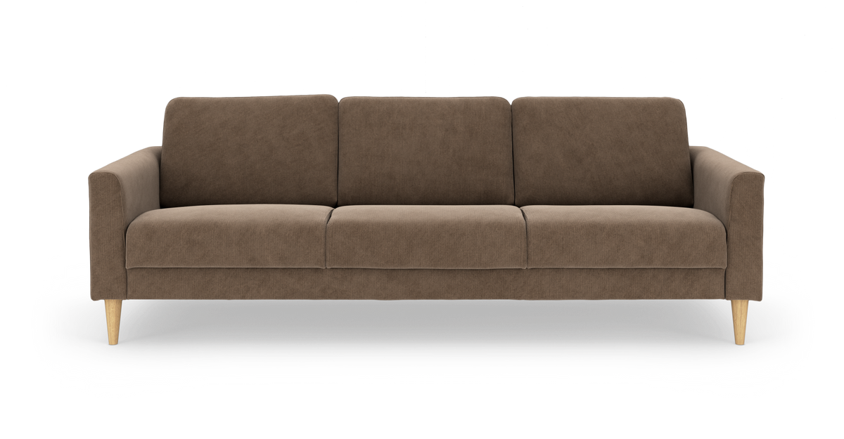Brun 3-personers sofa med smalle armlæn og træben, frontview på hvid baggrund.