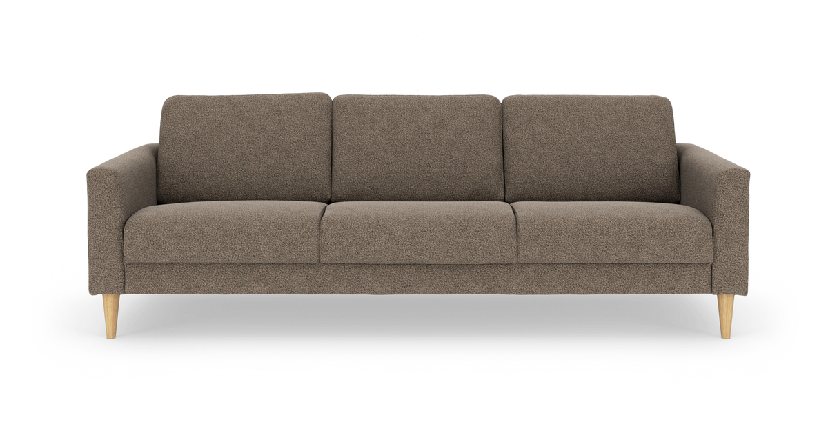 Brungrå 3-personers sofa med rene linjer og træben, fritlagt på hvid baggrund.