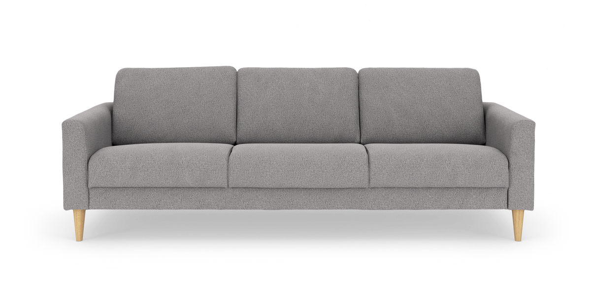 Grå 3-personers sofa med lyse egetræsben, set forfra.