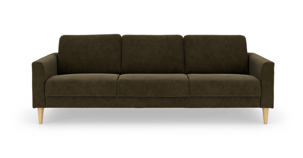 Mørkeolivengrøn 3-personers sofa i fløjl med lyse træben, frilagt på hvid baggrund.