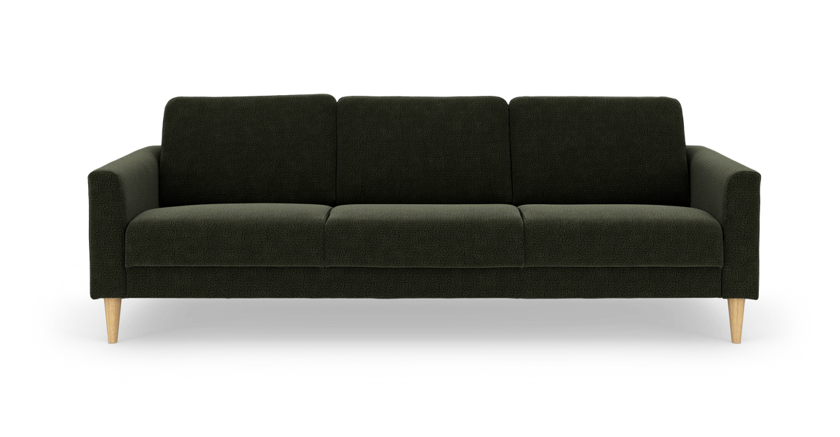 Mørkegrøn 3-personers stofsofa med afrundede armlæn og koniske ben i lyst træ, set forfra.