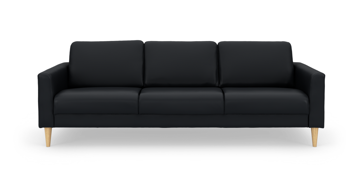 Sort tresæders sofa med lyse træben, frilagt på hvid baggrund.