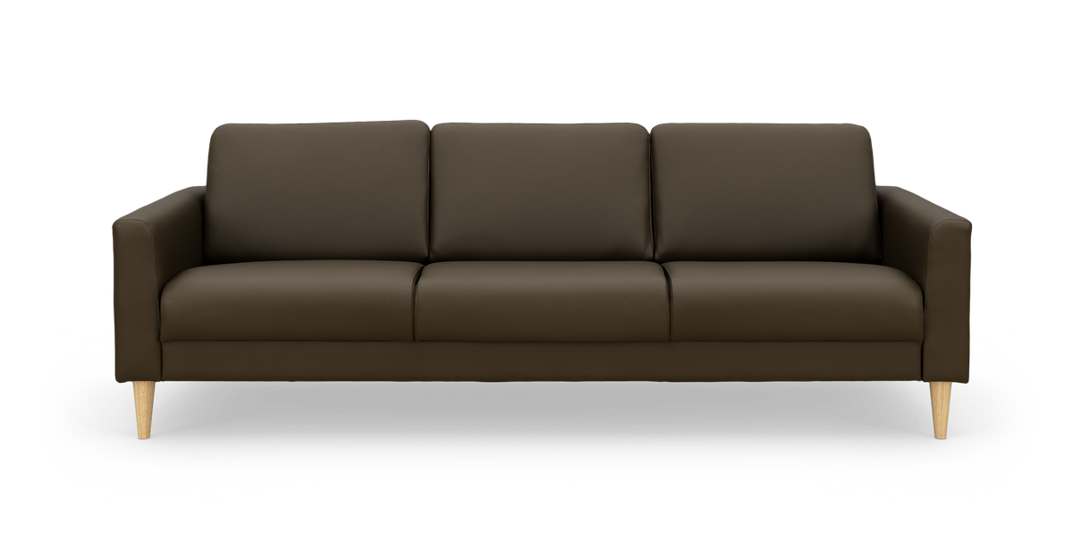Mørkebrun 3-personers sofa med slanke armlæn og lyse træben, frontvisning på hvid baggrund.