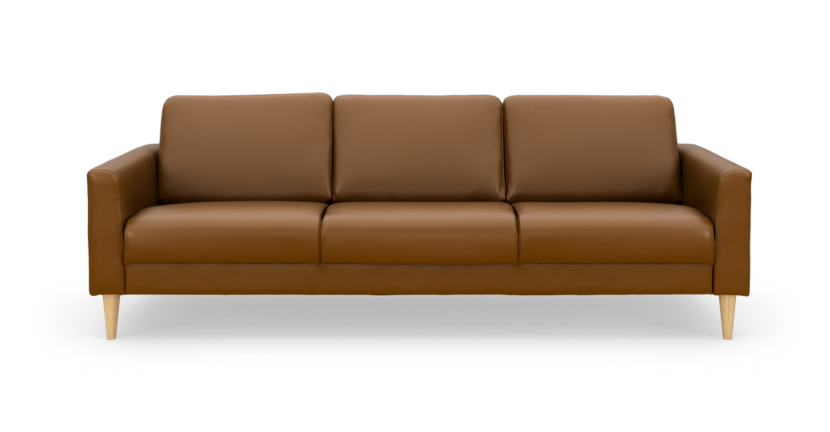 Brun lædersofa med tre sæder og træben, fotograferet lige forfra på hvid baggrund.