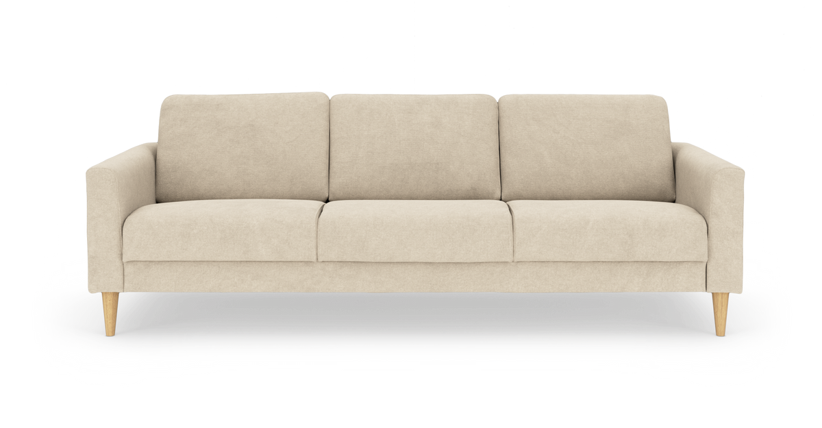 Beige 3-personers sofa med smalle armlæn og koniske træben, frilagt på hvid baggrund.