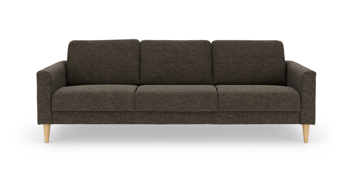 Mørkegrå/brun 3-personers stofsofa med bløde puder og koniske træben, frilagt på hvid baggrund.