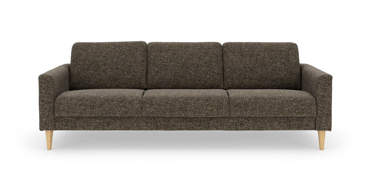 Brungrå 3-personers sofa med slanke armlæn og lyse træben, frilagt på hvid baggrund.