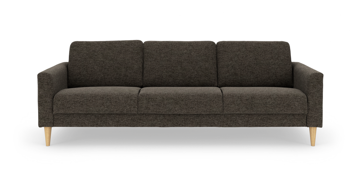 Mørkegrå 3-personers sofa med slanke armlæn og lyse træben, frilagt på hvid baggrund.