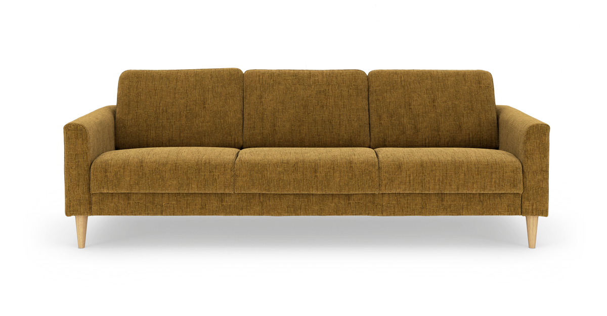 Sennepsgul 3-personers sofa i stof med koniske ben i lyst træ, frilagt på hvid baggrund.